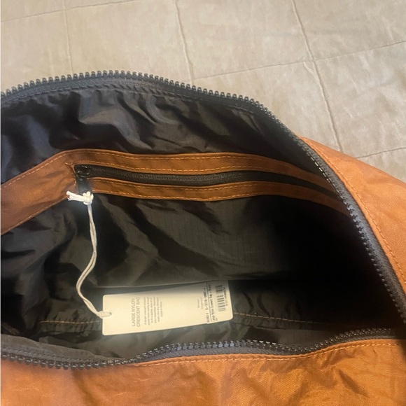 BAGGU Large Nylon Crossbody Bag - Picture 2 of 4